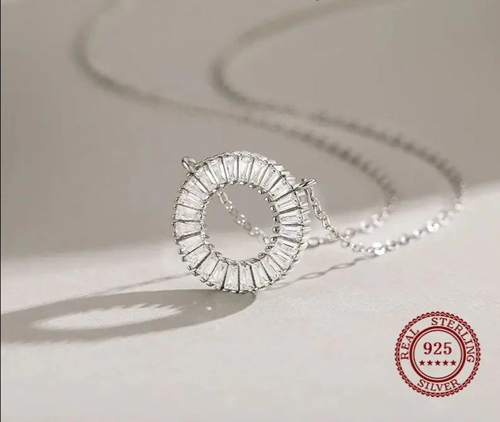Sparkling Clear Round Necklace - GlimmaStyle