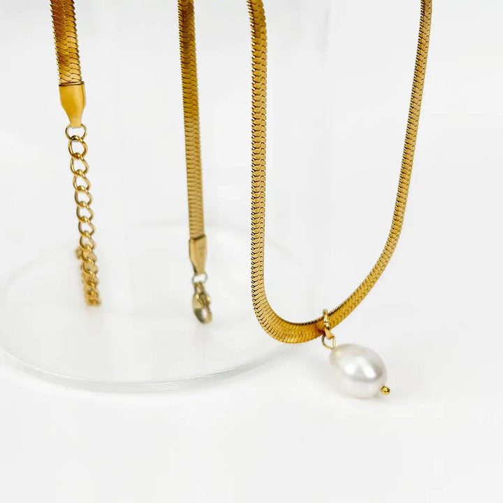 Wide Flat Snake Pearl Necklace - GlimmaStyle